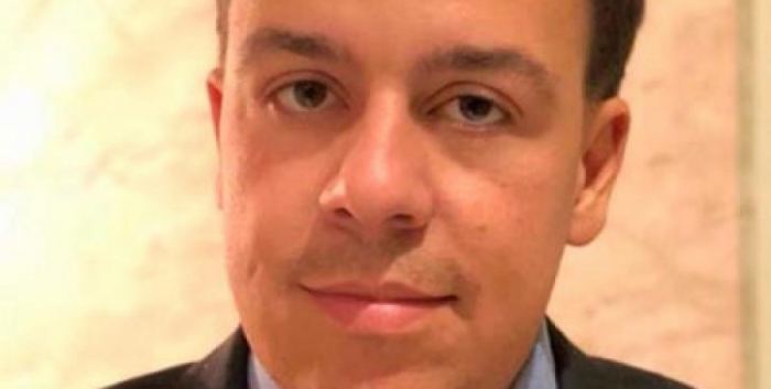 Comprei uma porta diferente para minha casa e o síndico barrou. Ele está certo?